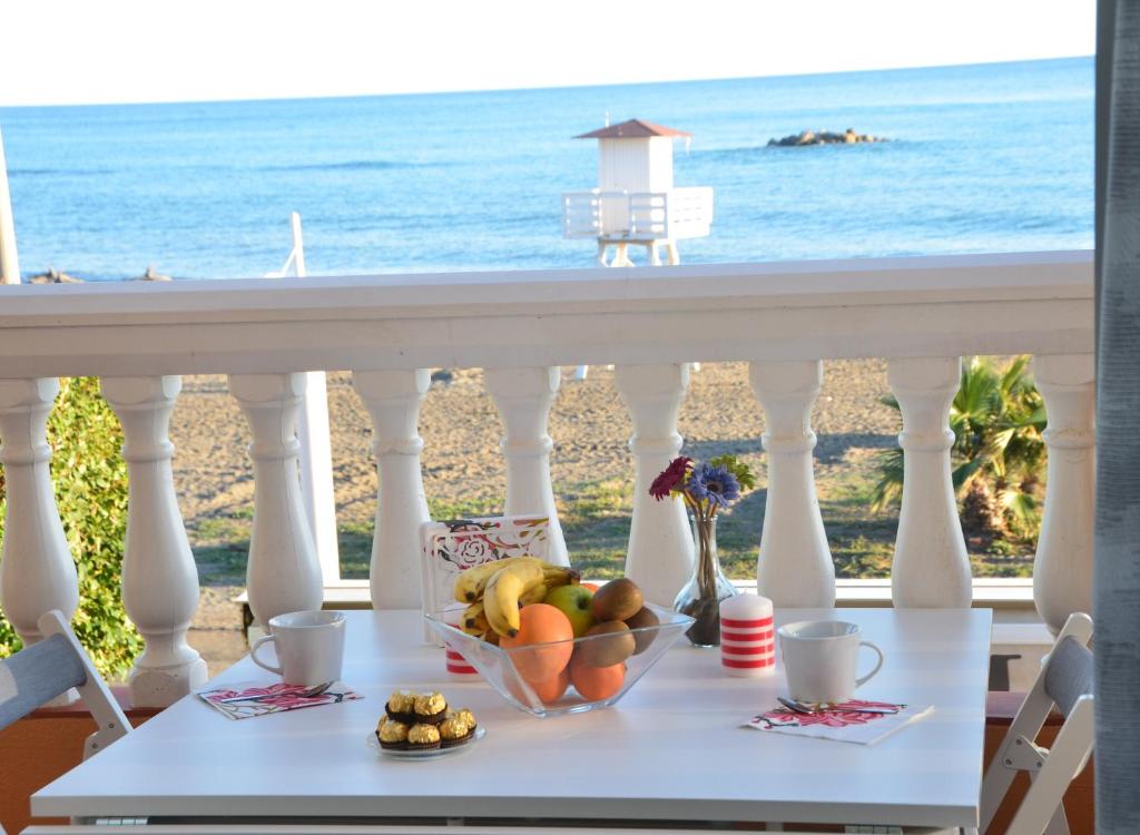 einen Tisch mit einer Obstschale auf dem Balkon mit Meerblick in der Unterkunft Apartamentos Playacala in La Cala del Moral