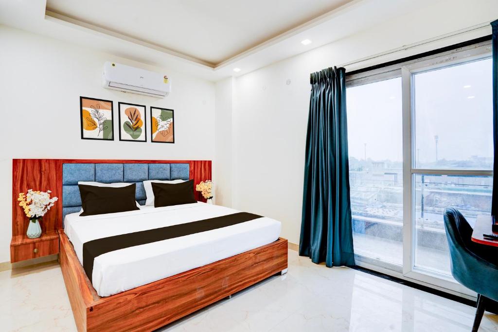 Postel nebo postele na pokoji v ubytování Super Townhouse Sector 93 Noida Expressway