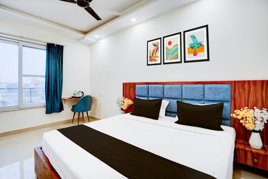 Postel nebo postele na pokoji v ubytování Super Townhouse Sector 93 Noida Expressway