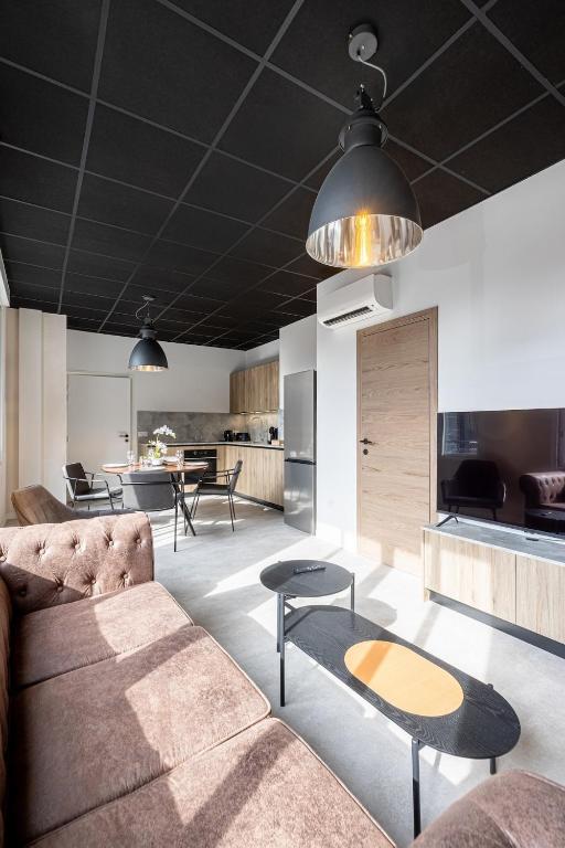 un salon avec un canapé et une table dans l'établissement Le Dauphine 3 Allevard, à Allevard