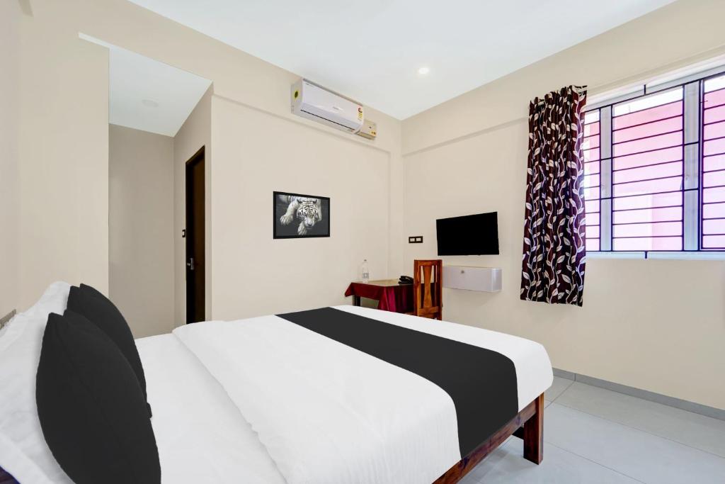 Postel nebo postele na pokoji v ubytování Super Townhouse Trivandrum Near Padmanabhaswamy Temple