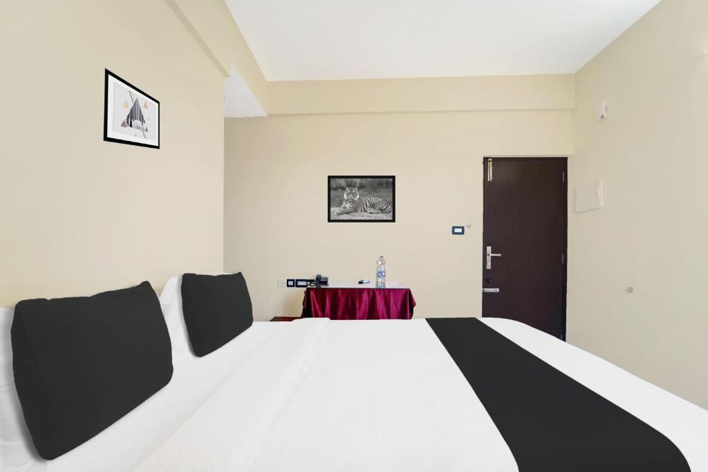 Postel nebo postele na pokoji v ubytování Super Townhouse Trivandrum Near Padmanabhaswamy Temple