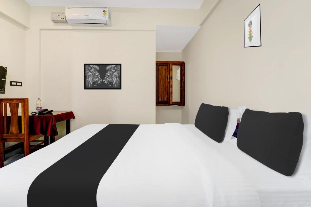 Postel nebo postele na pokoji v ubytování Super Townhouse Trivandrum Near Padmanabhaswamy Temple