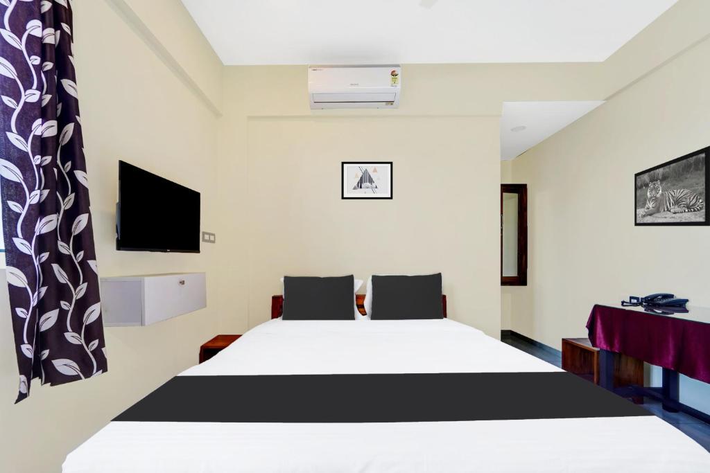 Postel nebo postele na pokoji v ubytování Super Townhouse Trivandrum Near Padmanabhaswamy Temple