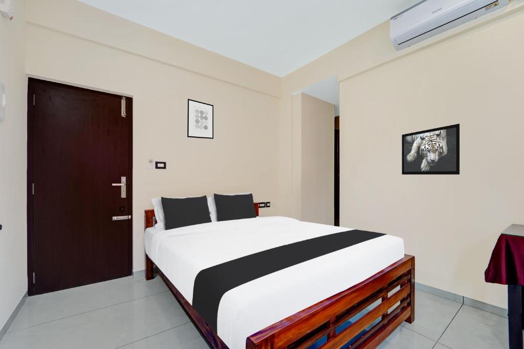 Postel nebo postele na pokoji v ubytování Super Townhouse Trivandrum Near Padmanabhaswamy Temple
