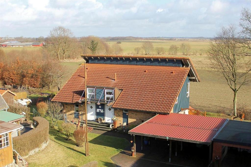 una vista aérea de una casa con techo rojo en Ferienwohnung Delfs, en Hamdorf