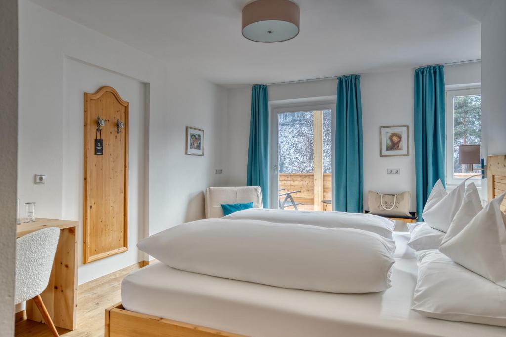 Postel nebo postele na pokoji v ubytování Hotel Berghaus Rosengarten