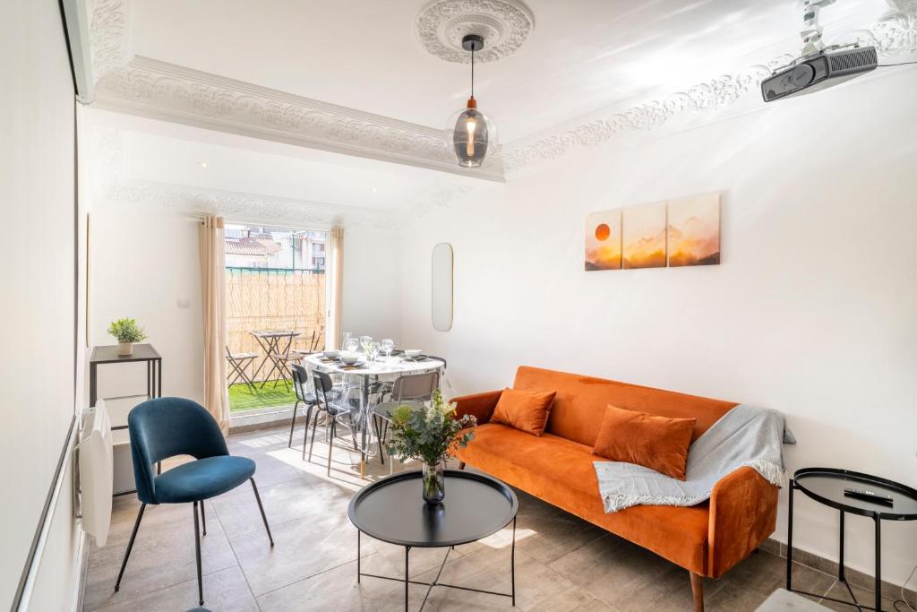 un salon avec un canapé et une table dans l'établissement Hellenica - Proximité gare, à Marseille