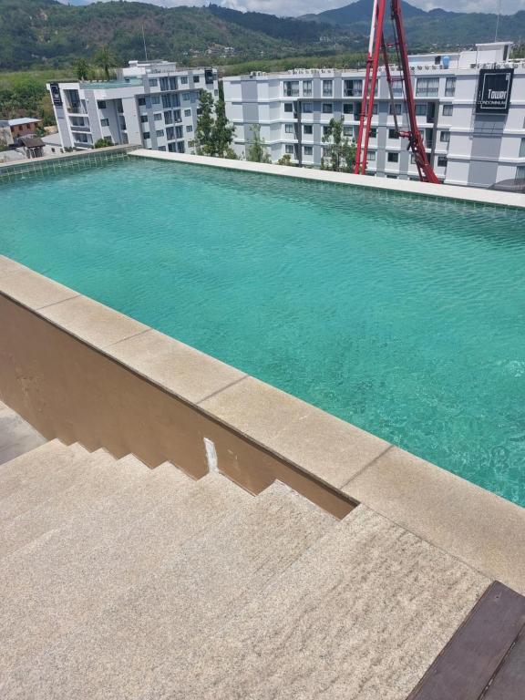 an empty swimming pool on top of a building at DLUX 7TH Floor in Ban Klang