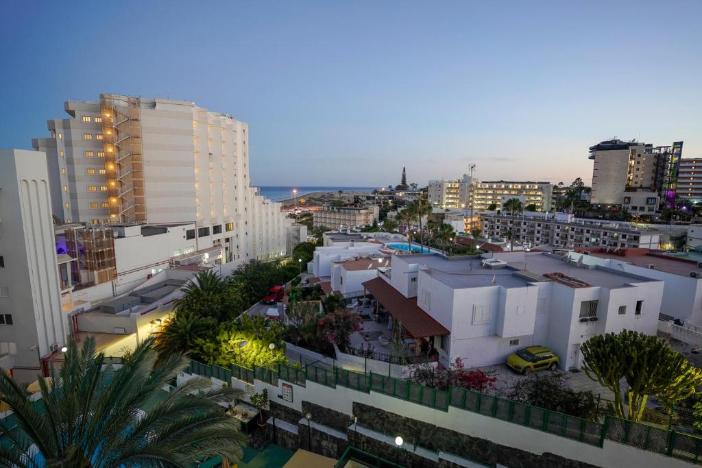 Nespecifikovaný výhled na destinaci Maspalomas nebo výhled na město při pohledu z apartmánu