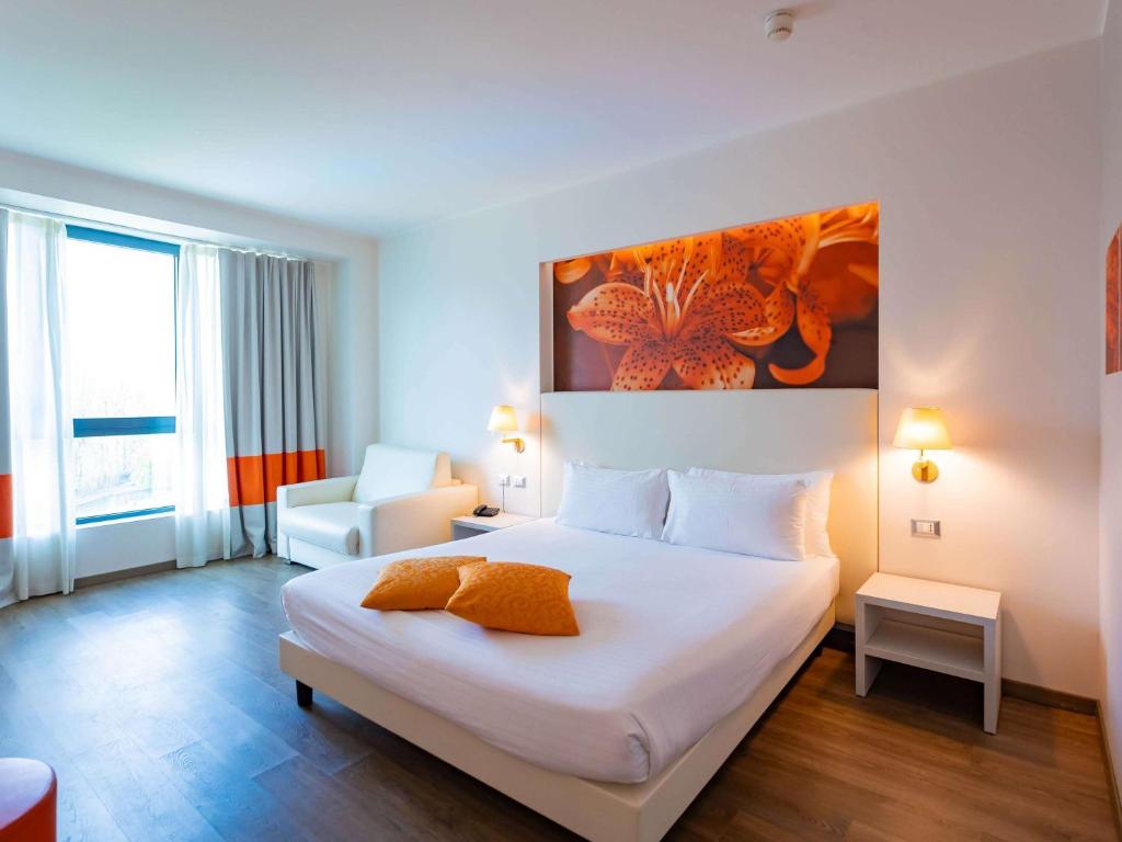 Postel nebo postele na pokoji v ubytování ibis Styles Milano Est Settala