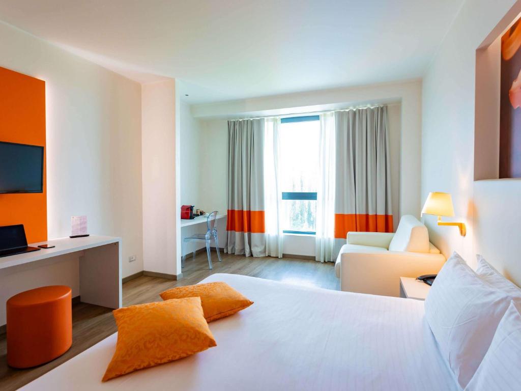 Postel nebo postele na pokoji v ubytování ibis Styles Milano Est Settala