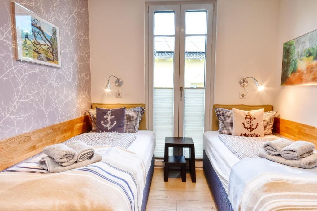 Postel nebo postele na pokoji v ubytování Ferienwohnung Ankerplatz in der Villa Sofie Binz