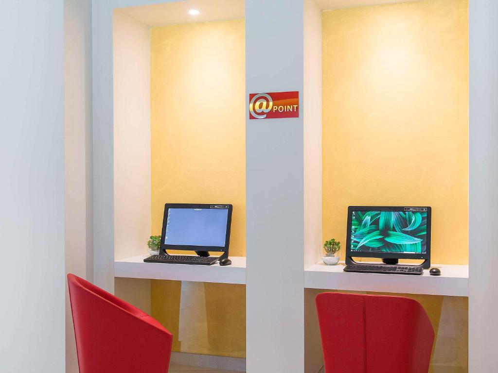 TV a/nebo společenská místnost v ubytování ibis Styles Milano Est Settala