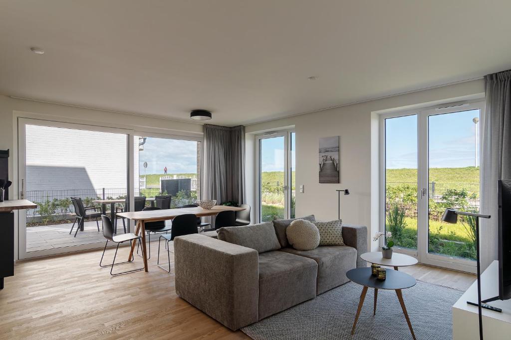 ein Wohnzimmer mit Sofa und Tisch in der Unterkunft Ferienwohnung Strandlounge Schönberg - Kalifornien in Kalifornien