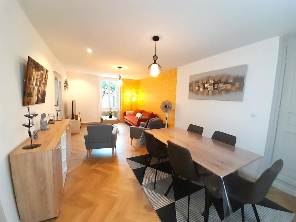 une salle à manger et un salon avec une table et des chaises dans l'établissement Élégante maison avec patio Vatan Centre, à Vatan