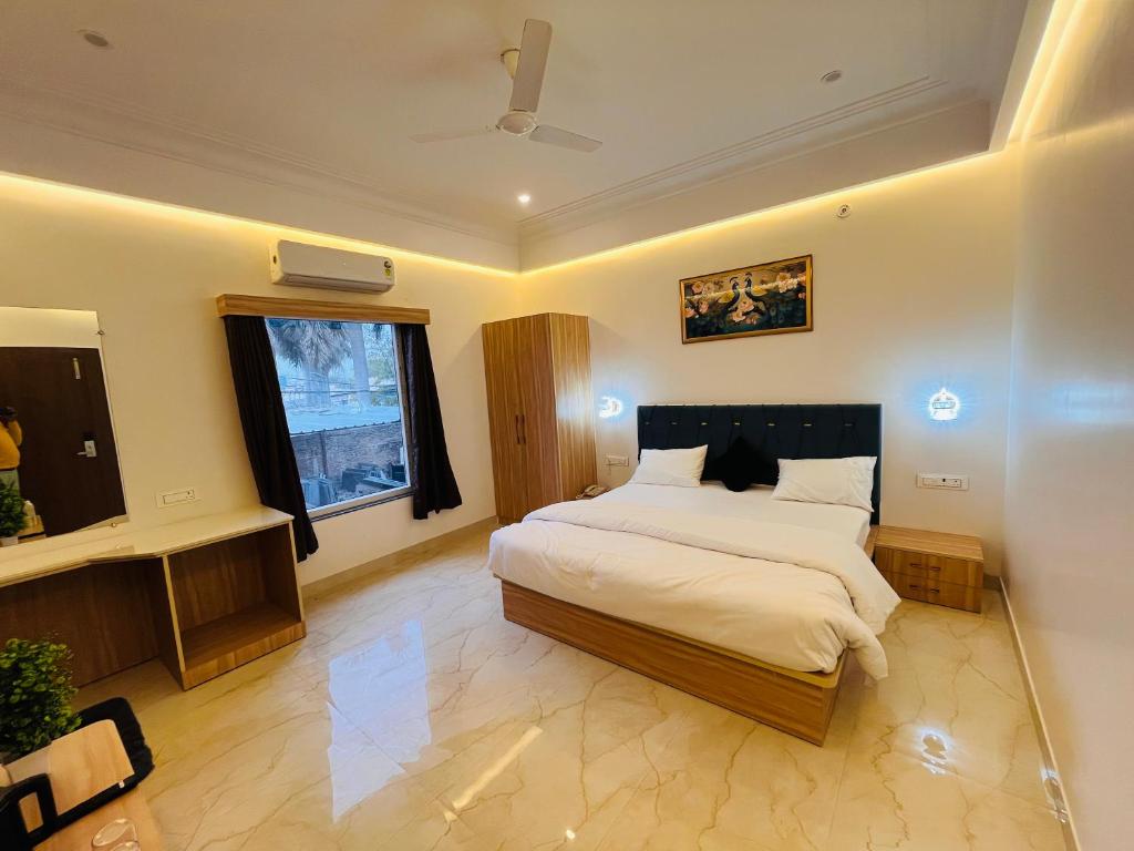 Postel nebo postele na pokoji v ubytování Hotel Dhanraj Inn