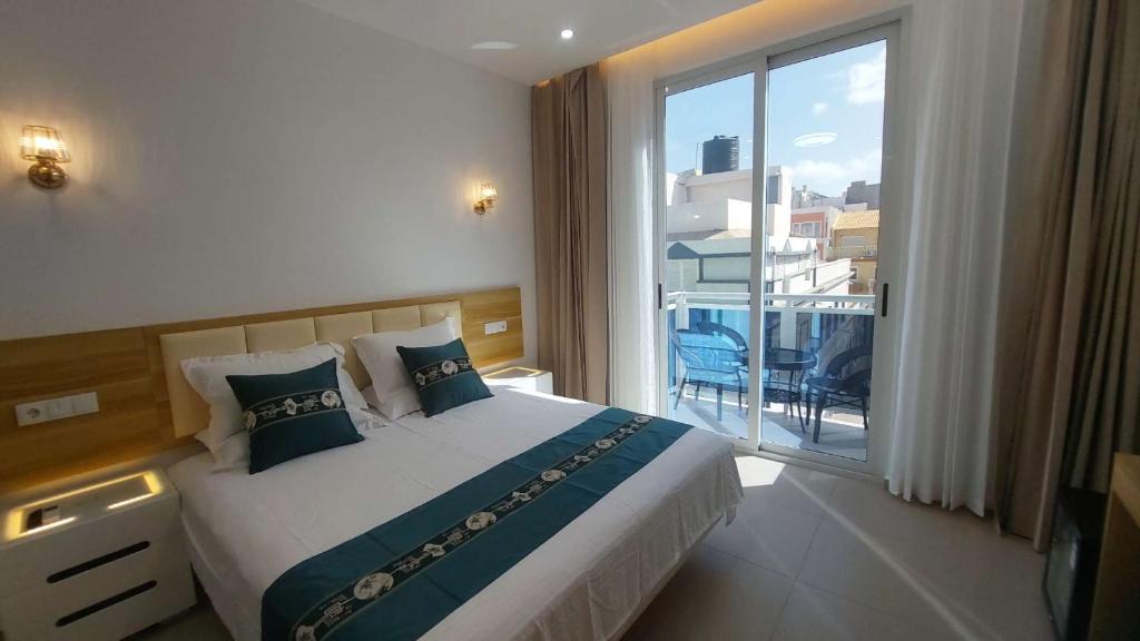 Postel nebo postele na pokoji v ubytování Lily holiday hotel