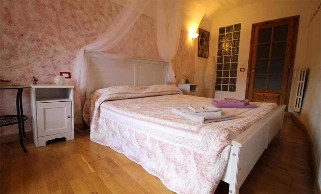 a bedroom with a bed with two towels on it at La Stregatta in Triora
