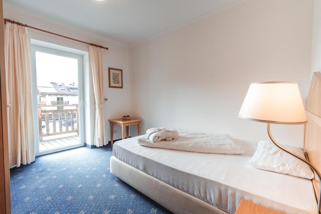 Postel nebo postele na pokoji v ubytování Hotel Kreuzberg Monte Croce