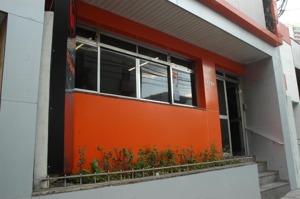 サンパウロにあるCenter Park Hotel Lapaの建物側のオレンジ色の扉