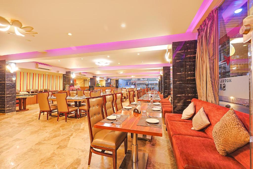 Un lugar para sentarse en FabHotel Prime Sarala Crown With Pool - Nr Calangute Beach