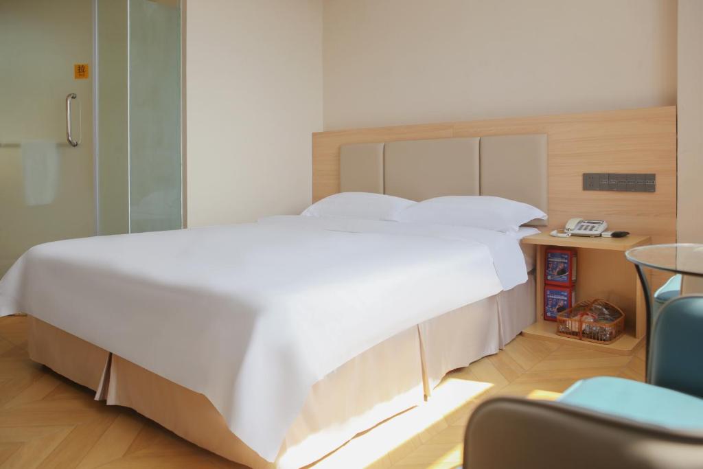 Postel nebo postele na pokoji v ubytování Shenzhen Green Oasis Hotel, Baoan