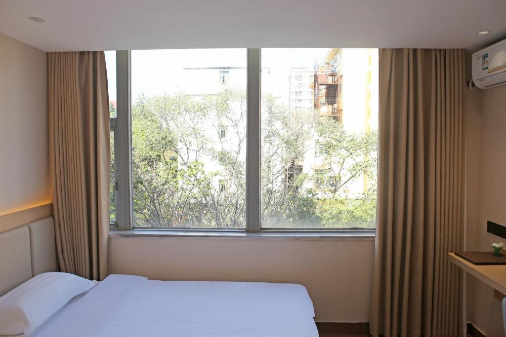Postel nebo postele na pokoji v ubytování Shenzhen Green Oasis Hotel, Baoan