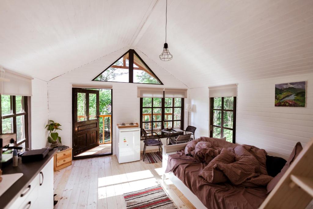 Posezení v ubytování Loft Treehouse