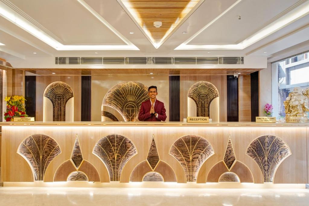 Členové personálu v ubytování Gold The Prime Newly Built 2 Mins From Connaught Place and Railway Station
