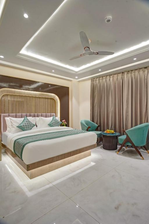 Postel nebo postele na pokoji v ubytování Gold The Prime Newly Built 2 Mins From Connaught Place and Railway Station