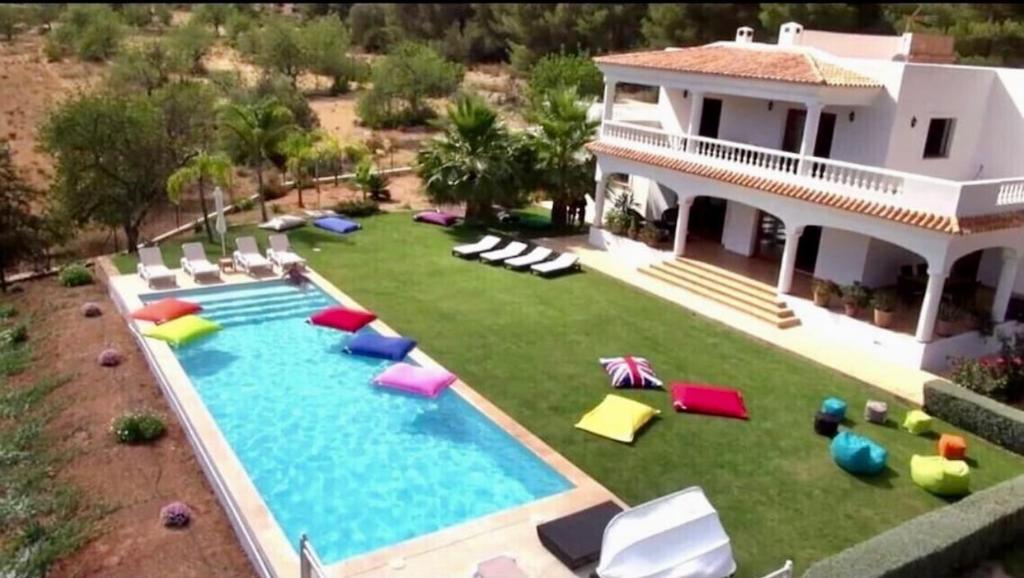 サン・ラファエル・デ・サ・クレウにあるVilla with charm and privacyの椅子付きスイミングプールのある家