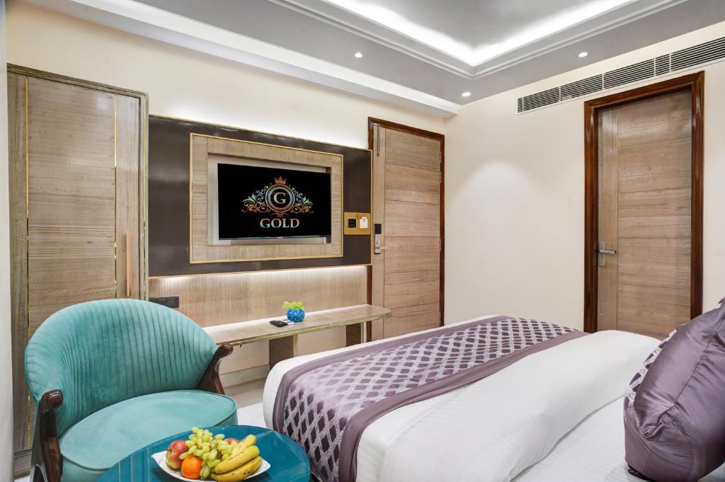 TV a/nebo společenská místnost v ubytování Gold The Prime Newly Built 2 Mins From Connaught Place and Railway Station