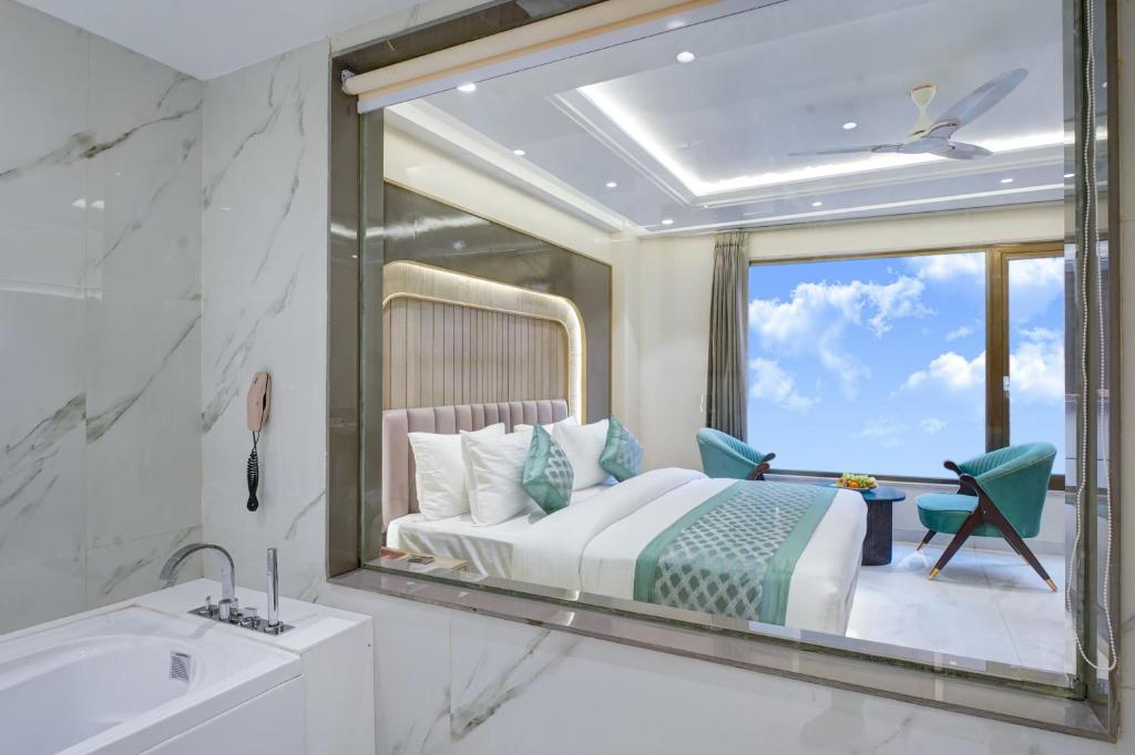 Postel nebo postele na pokoji v ubytování Gold The Prime Newly Built 2 Mins From Connaught Place and Railway Station