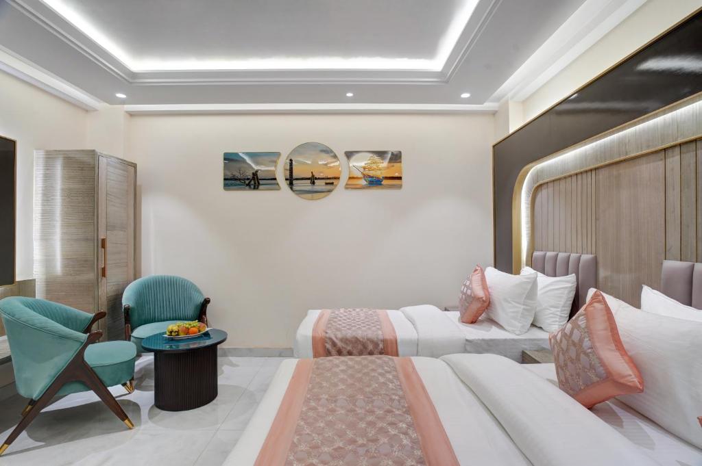 Postel nebo postele na pokoji v ubytování Gold The Prime Newly Built 2 Mins From Connaught Place and Railway Station