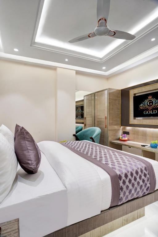 Postel nebo postele na pokoji v ubytování Gold The Prime Newly Built 2 Mins From Connaught Place and Railway Station