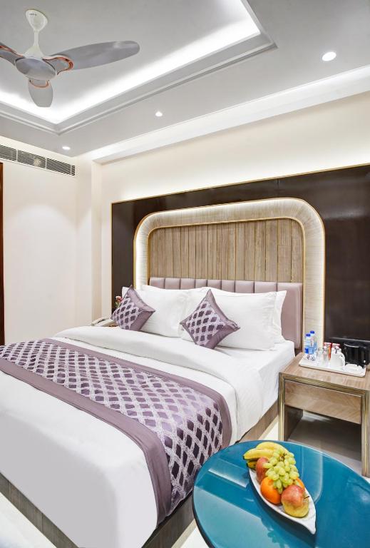Postel nebo postele na pokoji v ubytování Gold The Prime Newly Built 2 Mins From Connaught Place and Railway Station