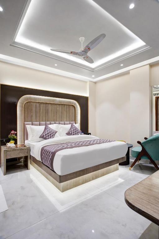 Postel nebo postele na pokoji v ubytování Gold The Prime Newly Built 2 Mins From Connaught Place and Railway Station