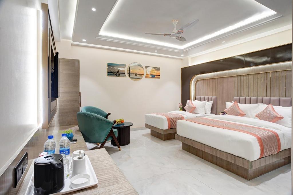 Postel nebo postele na pokoji v ubytování Gold The Prime Newly Built 2 Mins From Connaught Place and Railway Station