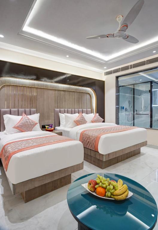 Postel nebo postele na pokoji v ubytování Gold The Prime Newly Built 2 Mins From Connaught Place and Railway Station