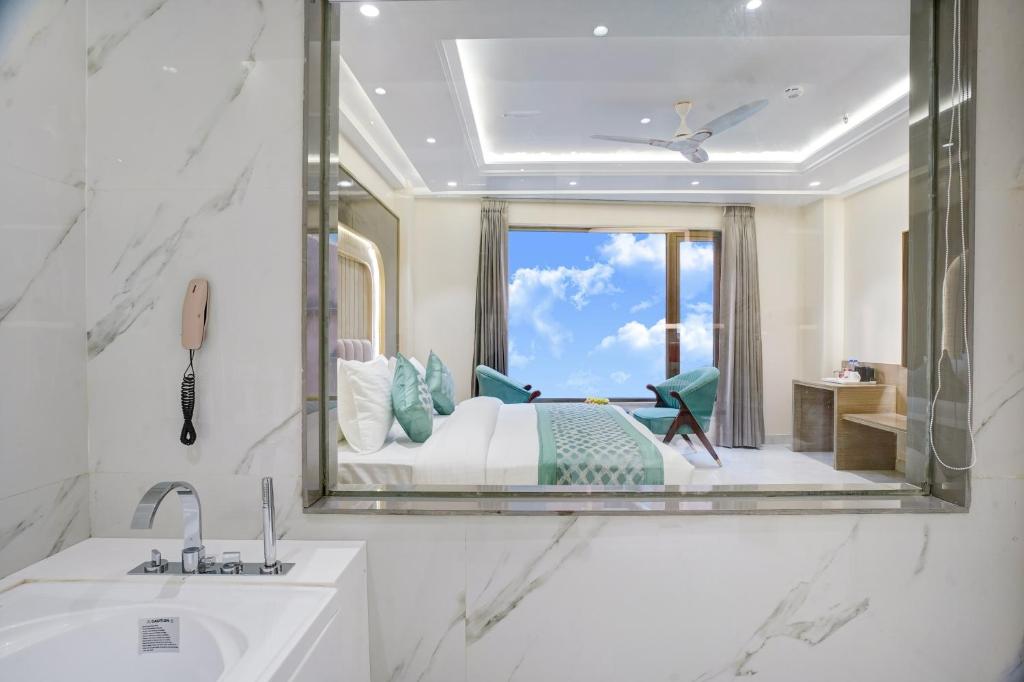 Koupelna v ubytování Gold The Prime Newly Built 2 Mins From Connaught Place and Railway Station