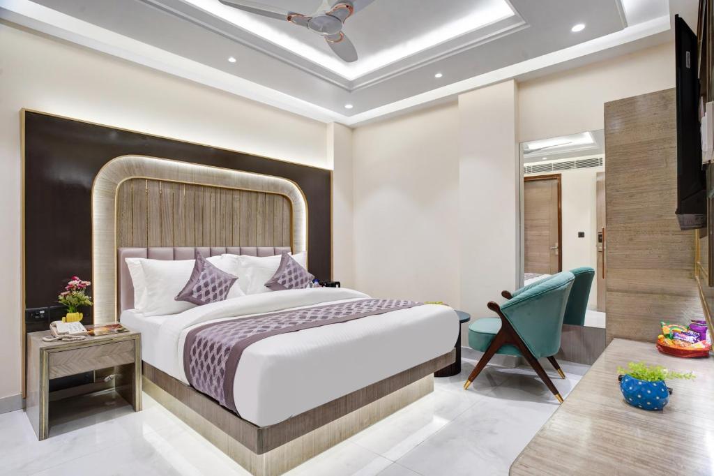 Postel nebo postele na pokoji v ubytování Gold The Prime Newly Built 2 Mins From Connaught Place and Railway Station