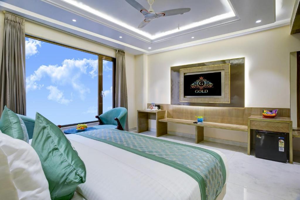 Postel nebo postele na pokoji v ubytování Gold The Prime Newly Built 2 Mins From Connaught Place and Railway Station
