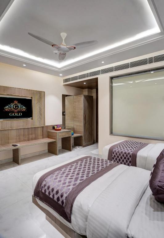 Postel nebo postele na pokoji v ubytování Gold The Prime Newly Built 2 Mins From Connaught Place and Railway Station