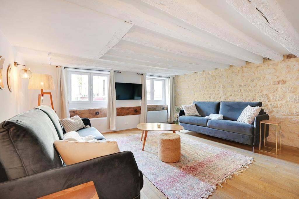 un salon avec deux canapés et une table dans l'établissement MyKeypers - Deluxe Flat 6P - St Germain des Pres Café de FLORE, à Paris