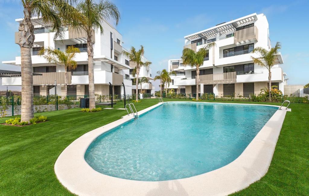 einem Pool vor einem Apartmentgebäude in der Unterkunft Nice Home In Santa Rosalía With Wifi in Las Casicas