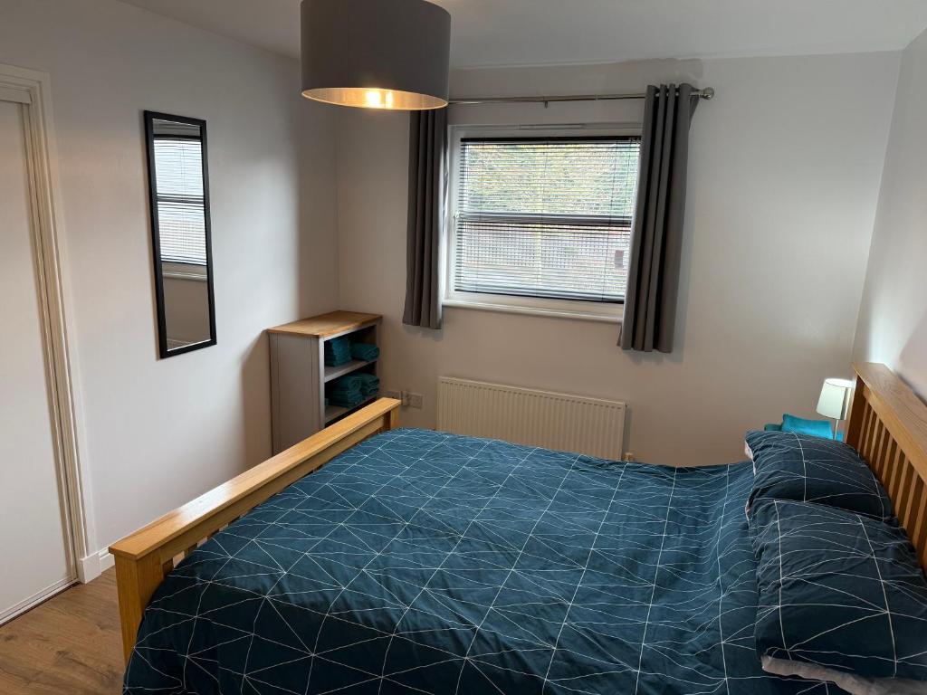 Postel nebo postele na pokoji v ubytování Dunfermline 2 Bed Flat Fully Furnished