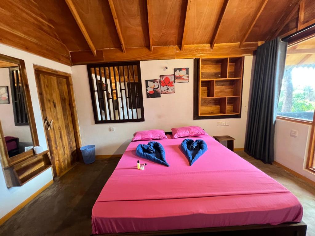 Postel nebo postele na pokoji v ubytování Sand Dune Beach Resort & Surf Camp
