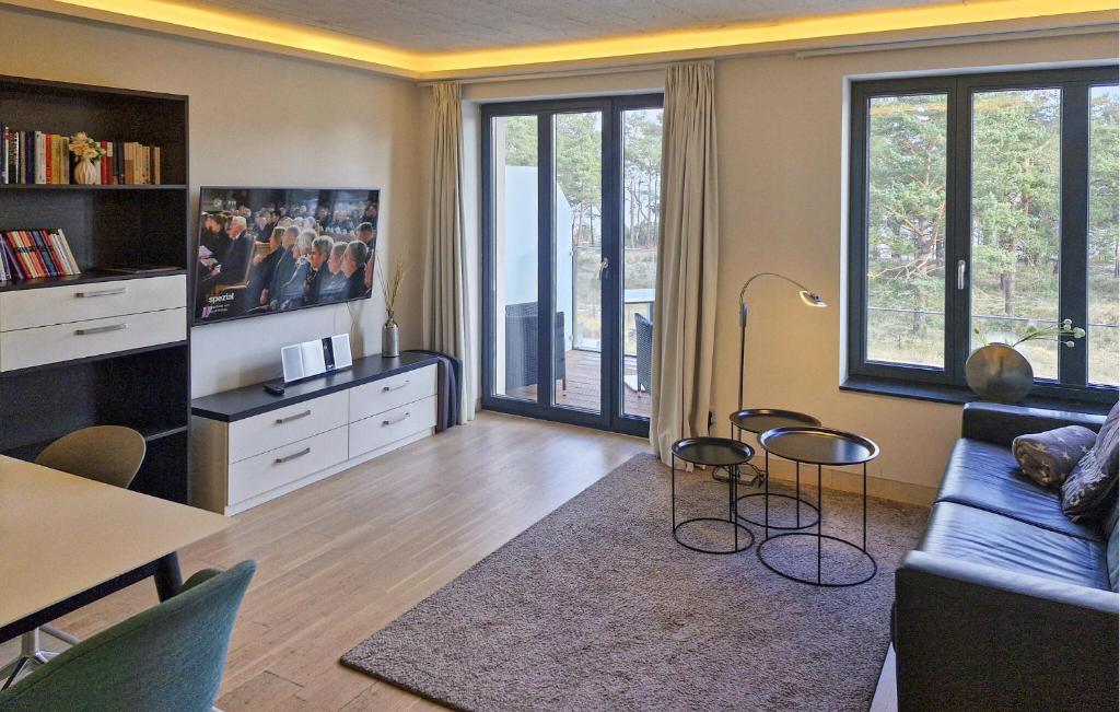 Una sala de estar con un sofá, una mesa y sillas. en Princess, en Binz