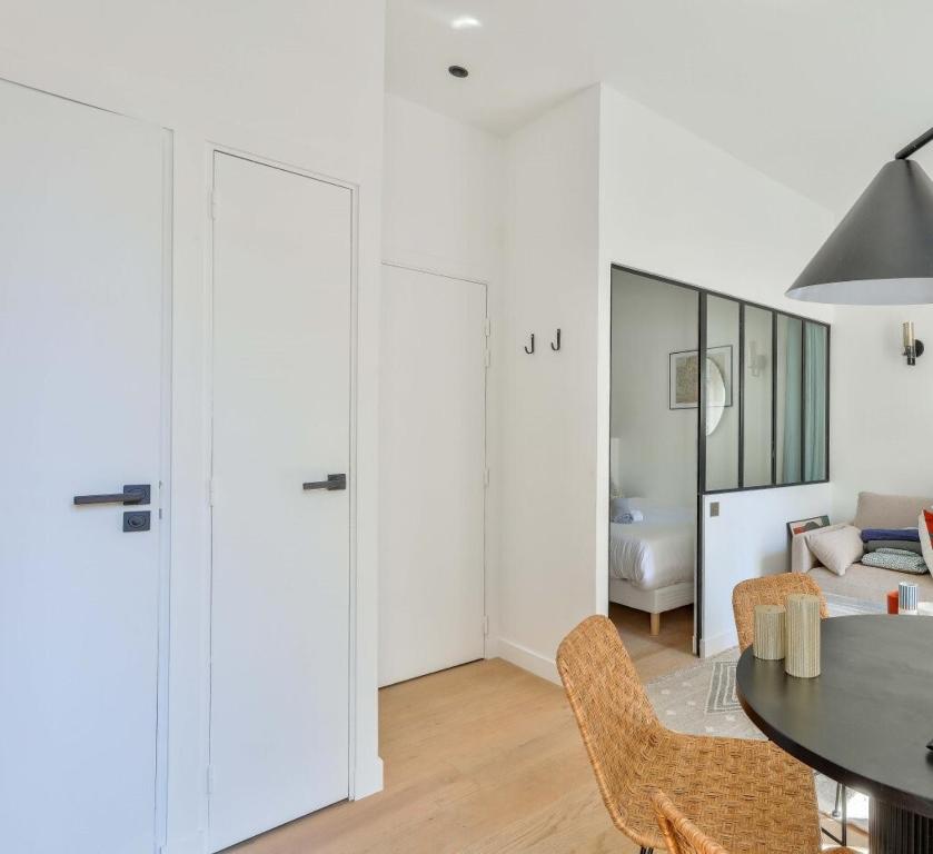 un appartement blanc avec une salle à manger et un salon dans l'établissement Superb 1BR Flat 10 min from Bon Marché Rive Gauche, à Paris